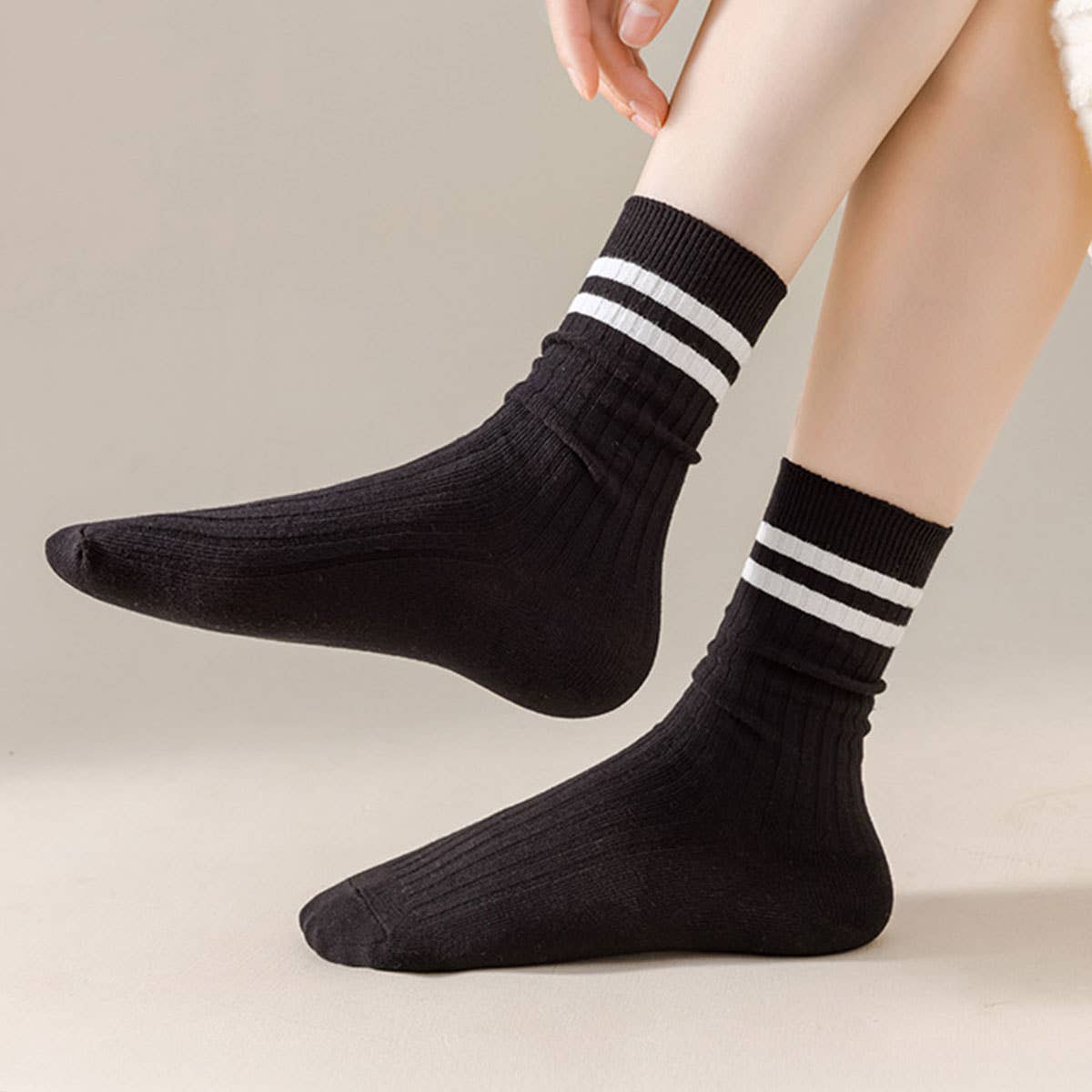 Classic Two Stripes Print Crew Socks.